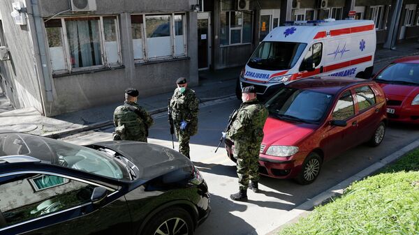 Сербские военные у здания клиники инфекционных болезней в Белграде