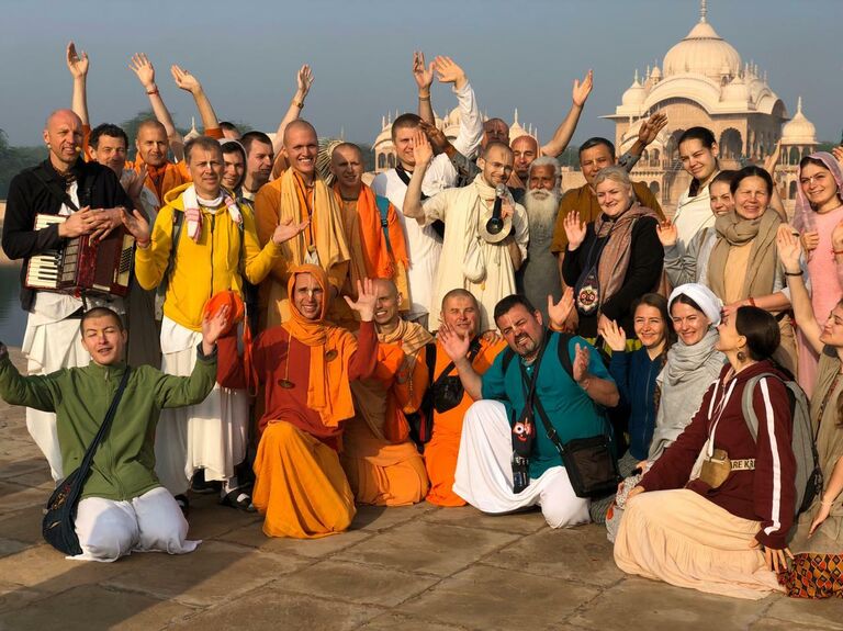 Группа паломников Международного общества Сознания Кришны Группа паломников Международного общества Сознания Кришны