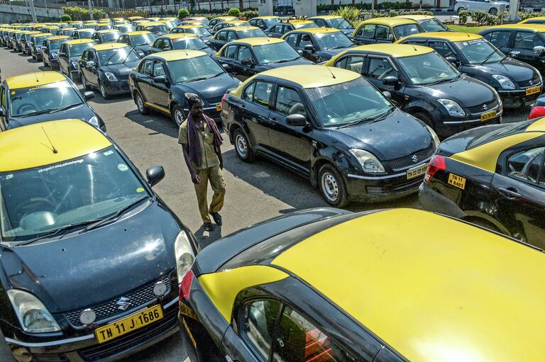 Припаркованные автомобили такси в Индии Припаркованные автомобили такси в Индии