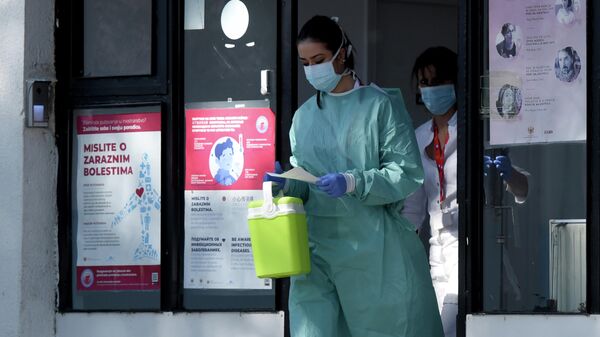Медицинские работники у входа в клинику инфекционных заболеваний в Подгорице, Черногория