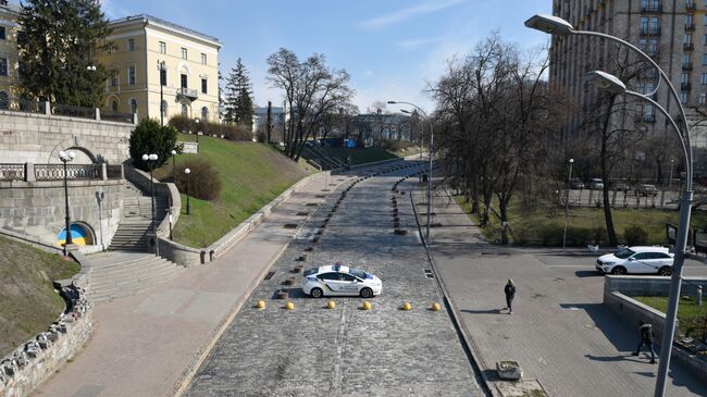 Полицейский автомобиль на Институтской улице в Киеве