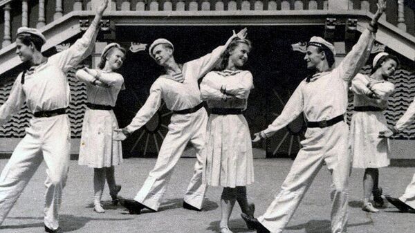 Краснофлотский танец. Сад Эрмитаж, Москва 1946 год