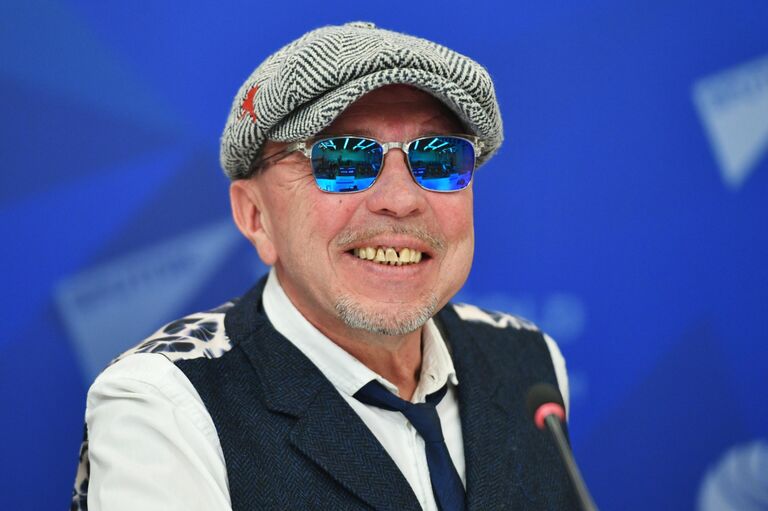 Рок-музыкант Гарик Сукачёв во время онлайн-конференции, посвященной запуску проектов Шоу ON! и Искусство онлайн, в Международном мультимедийном пресс-центре МИА Россия сегодня.