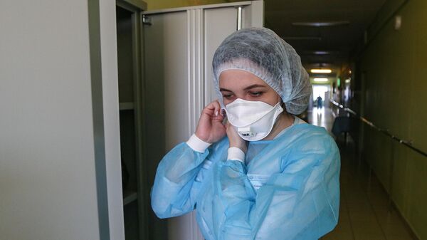 Врач в инфекционном отделении Мурманской областной больницы 