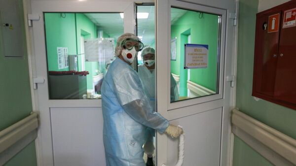 Врачи в инфекционном отделении Мурманской областной больницы 