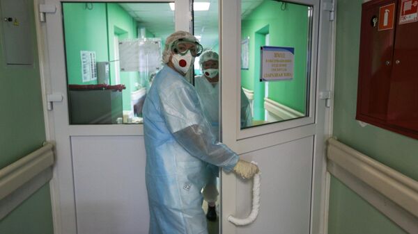 Врачи в инфекционном отделении Мурманской областной больницы 