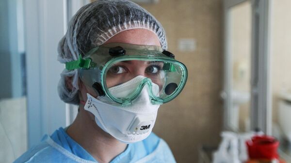 Врач в инфекционном отделении Мурманской областной больницы