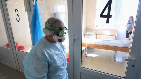 Врач в инфекционном отделении Мурманской областной больницы
