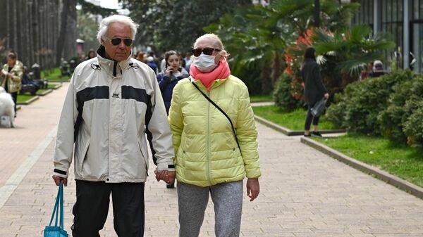 Люди в медицинских масках на улицах Сочи