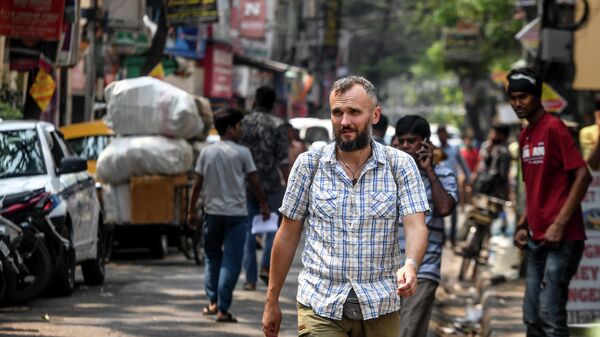 Иностранный турист на улице в Калькутте