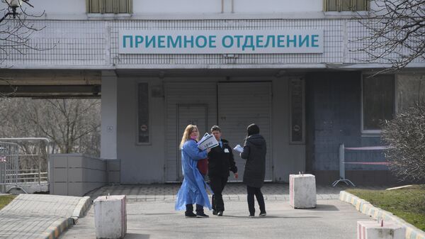 Люди около приемного отделения больницы № 15 им. Филатова. 27 марта 2020