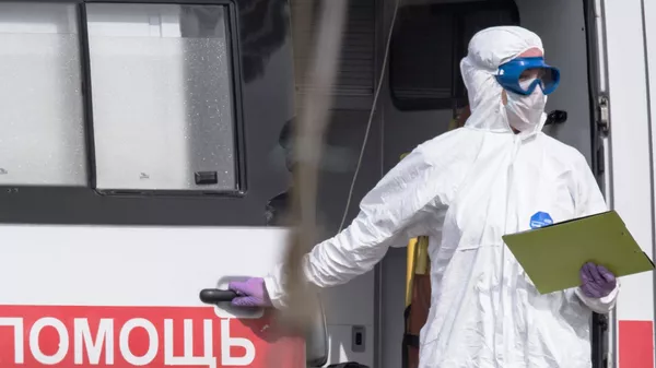 Врач скорой медицинской помощи возле больницы для пациентов с подозрением на коронавирус