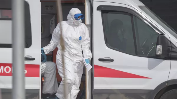 Врач скорой помощи у больницы в Коммунарке