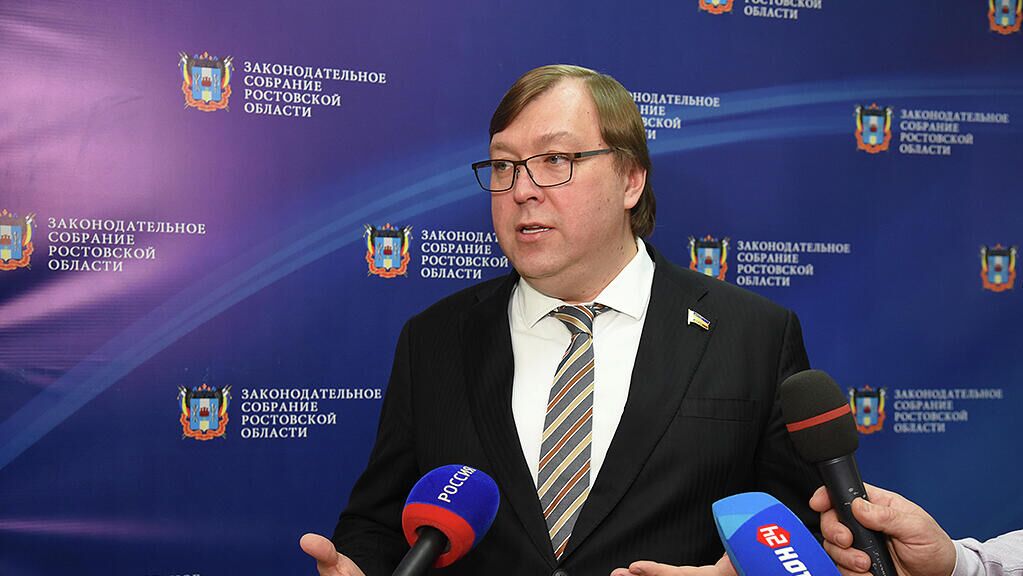 Председатель законодательного собрания Ростовской области Александр Ищенко - РИА Новости, 1920, 22.12.2025