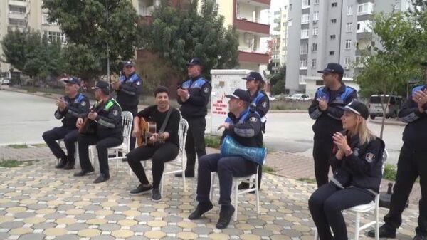 Ответим вирусу концертом: полиция турецкой Аданы играет для горожан