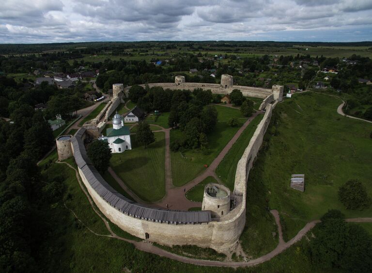 Изборская крепость и Никольский собор в Изборске Изборская крепость и Никольский собор в Изборске