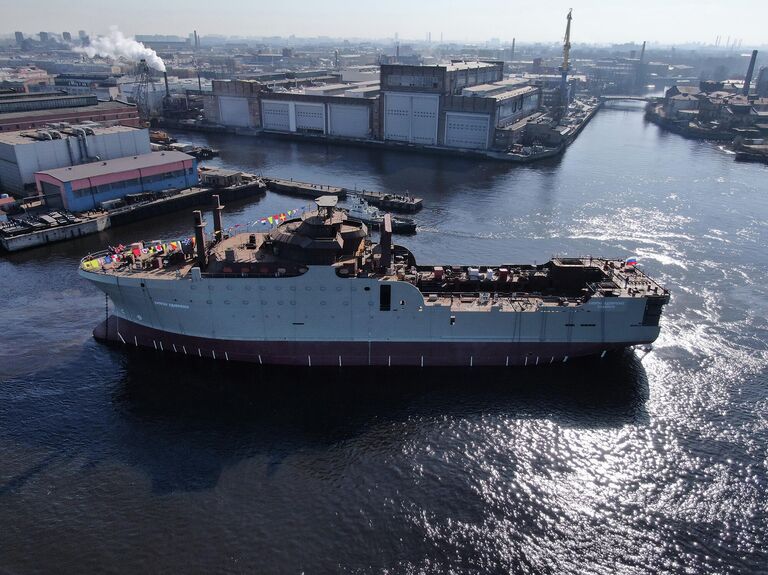 Церемония спуска на воду большого морозильного рыболовного траулера Капитан Вдовиченко проекта СТ-192