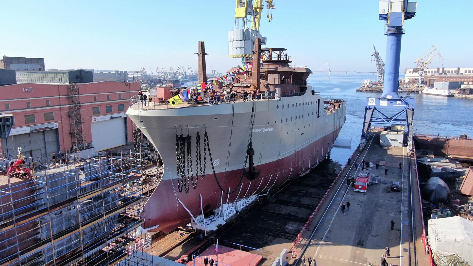 Церемония спуска на воду большого морозильного рыболовного траулера Капитан Вдовиченко проекта СТ-192 - РИА Новости, 1920, 27.03.2020