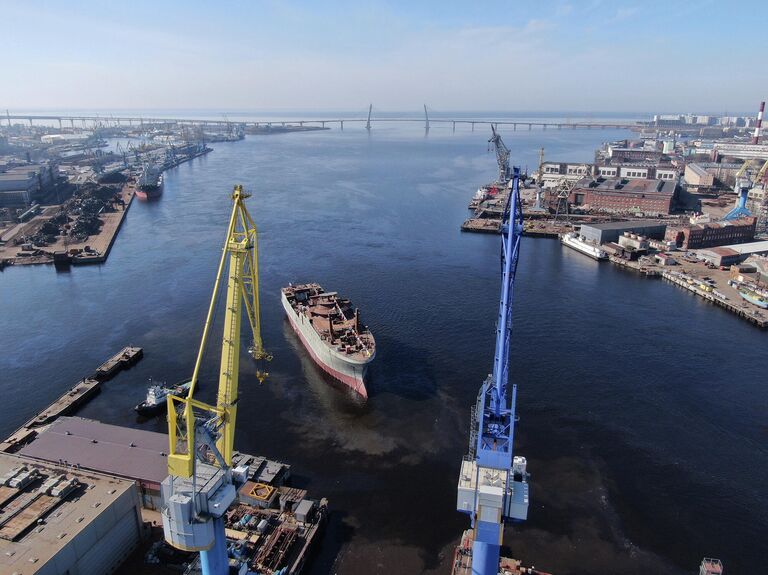 Церемония спуска на воду большого морозильного рыболовного траулера Капитан Вдовиченко проекта СТ-192