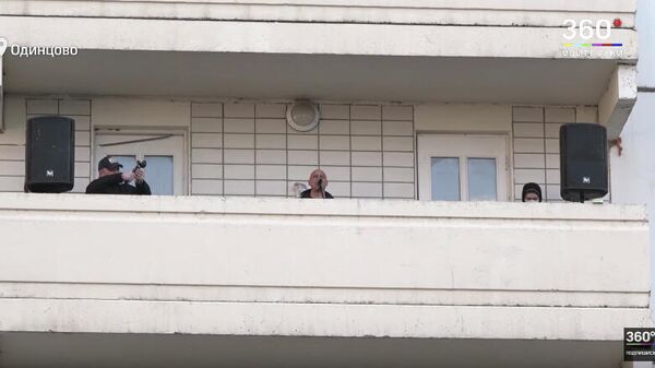 Денис Майданов спел на балконе для бабушек в карантине в Одинцово