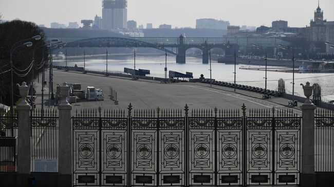 Закрытый для посетителей ЦПКиО имени М. Горького в Москве