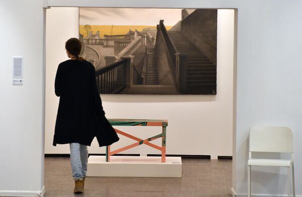 Посетительница у картины Анастасии Кузнецовой-Руф Стена в одном из залов Московского музея современного искусства, где выставлены лоты аукциона Vladey