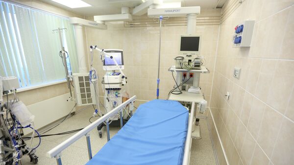 Аппарат искусственной вентиляции легких в палате интенсивной терапии реанимационного отделения 