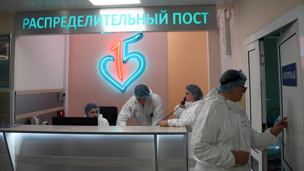 Медицинские работники в приемном отделении больници No 15 им. Филатова