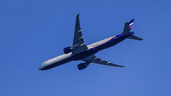 Самолет Boeing 777-3MO в небе 