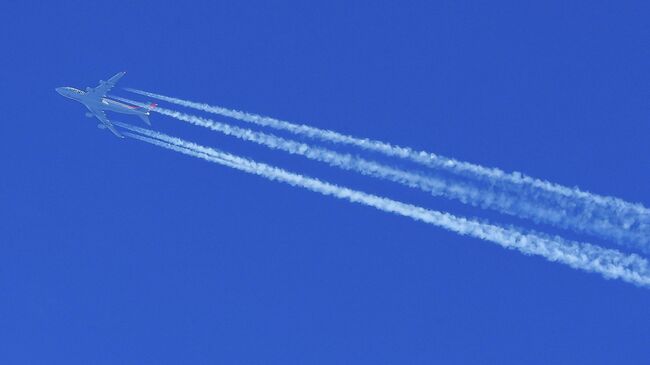 Самолет Boeing 747-467 в небе над Москвой