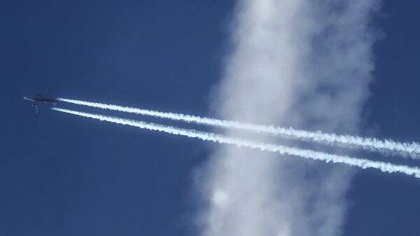 Самолет Airbus A320-214 в небе над Москвой