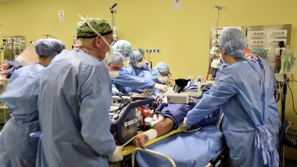 Медицинские работники в палате интенсивной терапии в одной из клиник в Милане, Италия