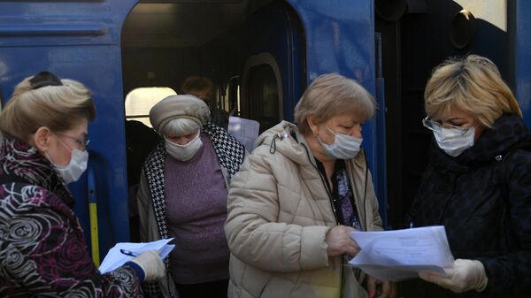 Анкетирование пассажиров специального поезда с гражданами РФ, прибывшего из Киева на Киевский вокзал города Москвы