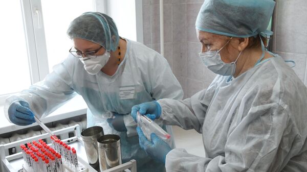 Врачи Клинического медицинского центра Читы подписывают пробирки с образцами биоматериалов для тестирования на коронавирус нового типа