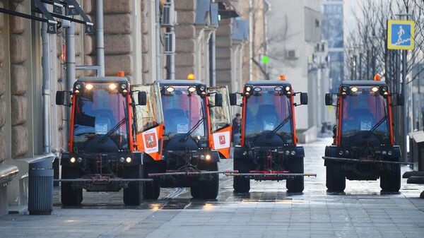 Поливочные машины производят мытье тротуаров в Москве