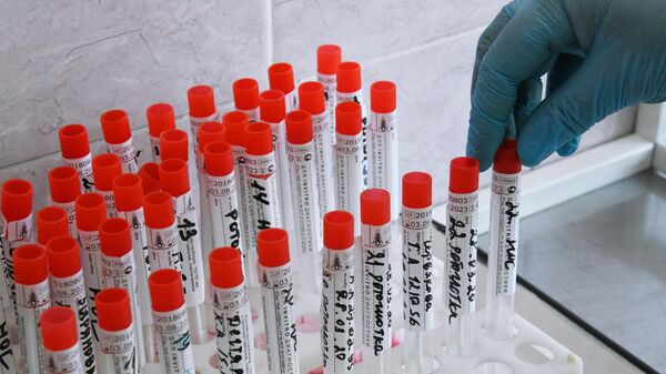 Пробирки с образцами биоматериалов для тестирования на коронавирус нового типа  в Клиническом медицинском центре Читы