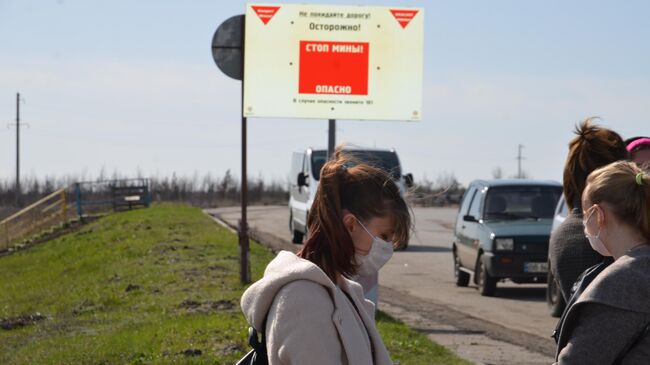 Власти самопровозглашенной ЛНР содействовали группе жителей с подконтрольной Киеву территории покинуть республику через пункт пропуска Станица Луганская, который ранее был закрыт в связи с угрозой распространения коронавируса