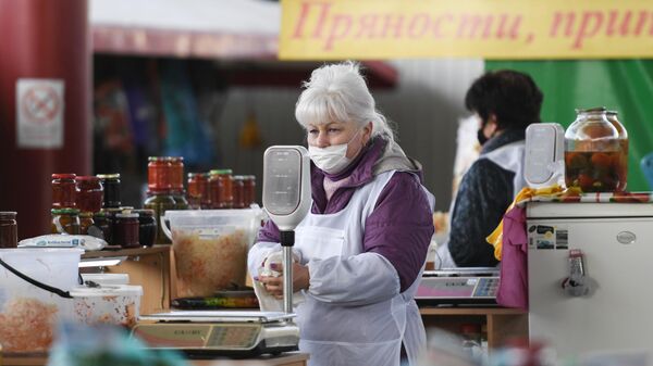 Продавщица в медицинской маске на центральном рынке Симферополя