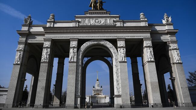 Перекрытый вход на территорию ВДНХ в Москве