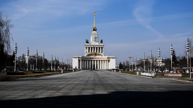 Безлюдная улица на ВДНХ в Москве