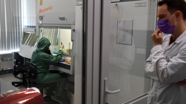Сотрудники в вирусологической лаборатории, где производится анализ на новую коронавирусную инфекцию