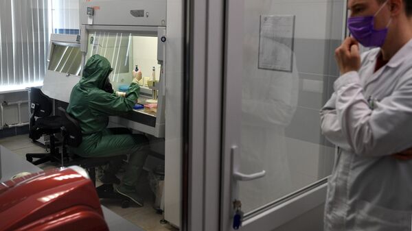 Сотрудники в вирусологической лаборатории, где производится анализ на новую коронавирусную инфекцию