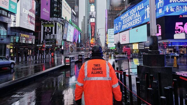 Мужчина из объединения Times Square Alliance на пустой Таймс-сквер в Нью-Йорке