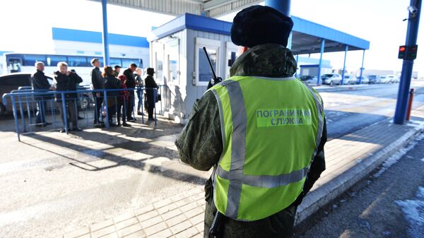 Военнослужащий пограничного управления ФСБ России на пограничном контрольно-пропускном пункте Бугристое российско-казахстанской границы