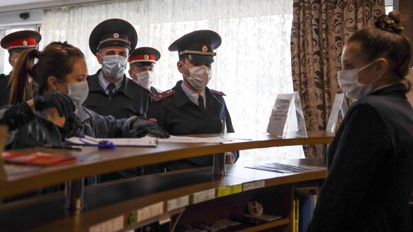 Сотрудники полиции и представители казачества в пансионате Радуга во время проверк гостиниц и пансионатов в Геленджике