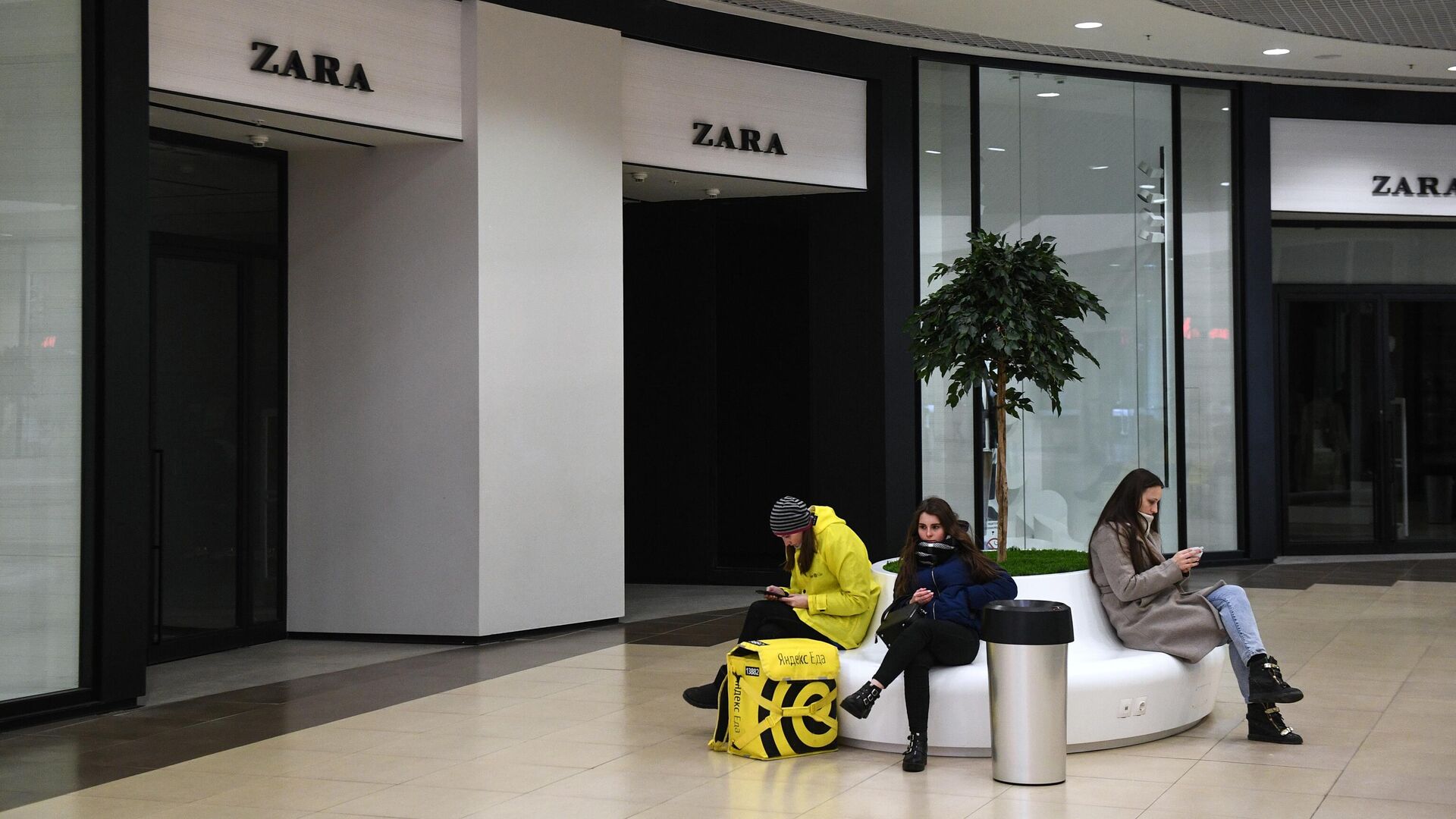 Закрытый магазин Zara - РИА Новости, 1920, 25.01.2023