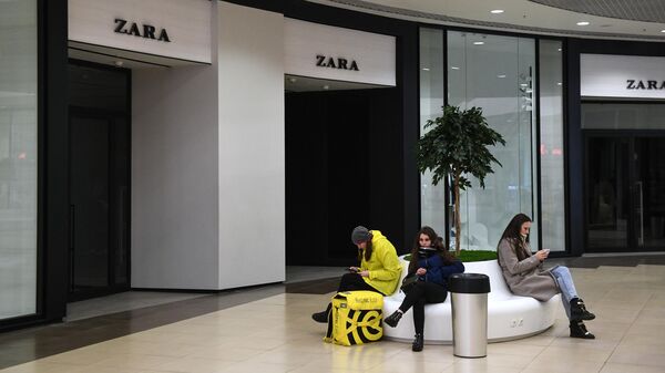 Закрытые магазины Zara в торговом центре 