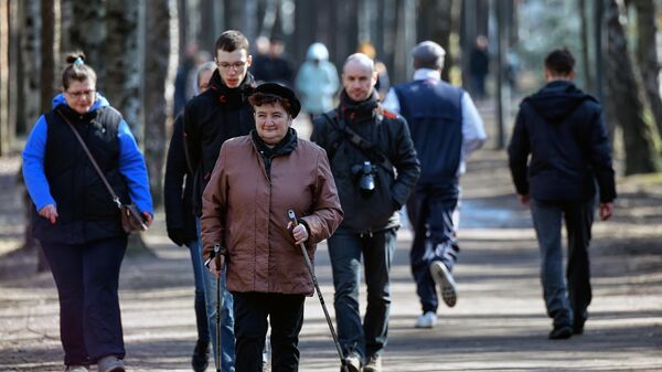 Жители города гуляют в парке Сосновка, не входящего в список закрытых для посещений