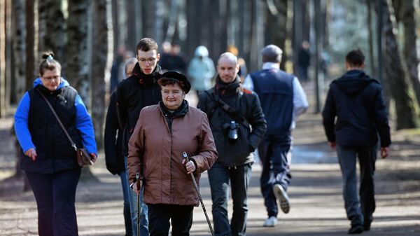 Жители города гуляют в парке Сосновка, не входящего в список закрытых для посещений