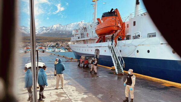 Пассажиры судна MV Ushuaia сходят на берег